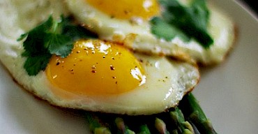 EGGS AND ASPARAGUS